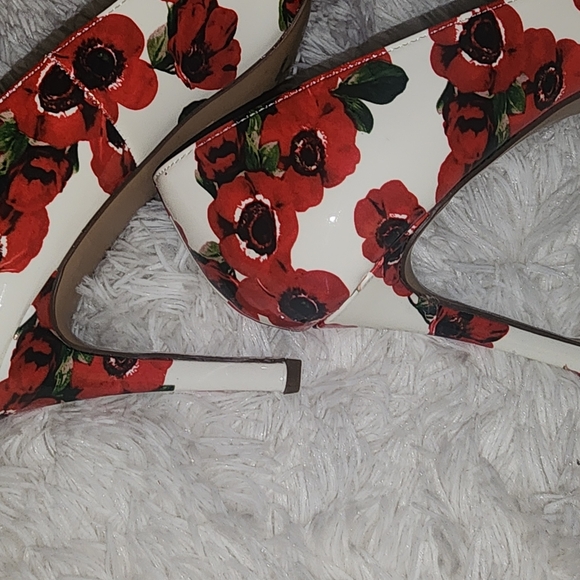 Woman's Betsy Johnson Heels 👠 - Picture 7 of 10